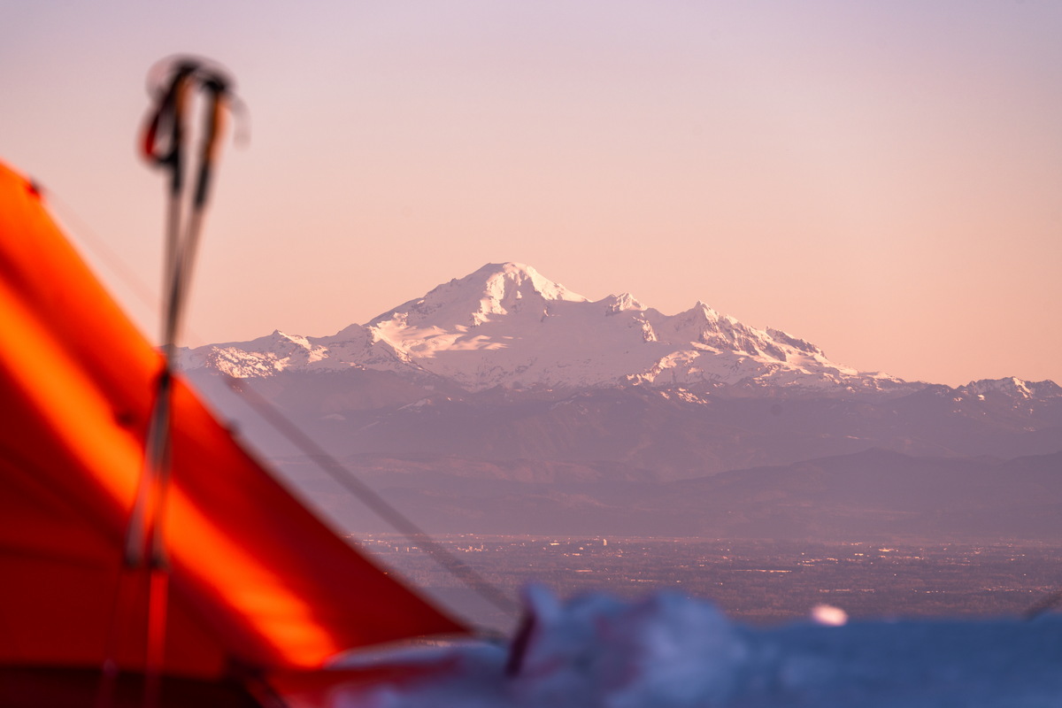 Mount Seymour 雪地帐篷与粉色贝克山 · Tent and Mount Baker at sunset — Mount Seymour Provincial Park, North Vancouver, BC