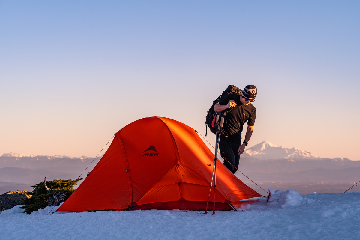 雪地营地的徒步者与贝克山 · Hiker at the snow camp, Mount Seymour — Mount Seymour Provincial Park, North Vancouver, BC