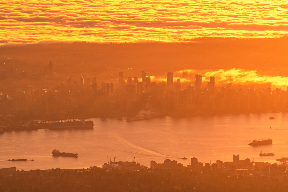 从西摩山俯瞰日落中的温哥华市中心 · Golden sunset over Downtown Vancouver — Mount Seymour Provincial Park, North Vancouver, BC