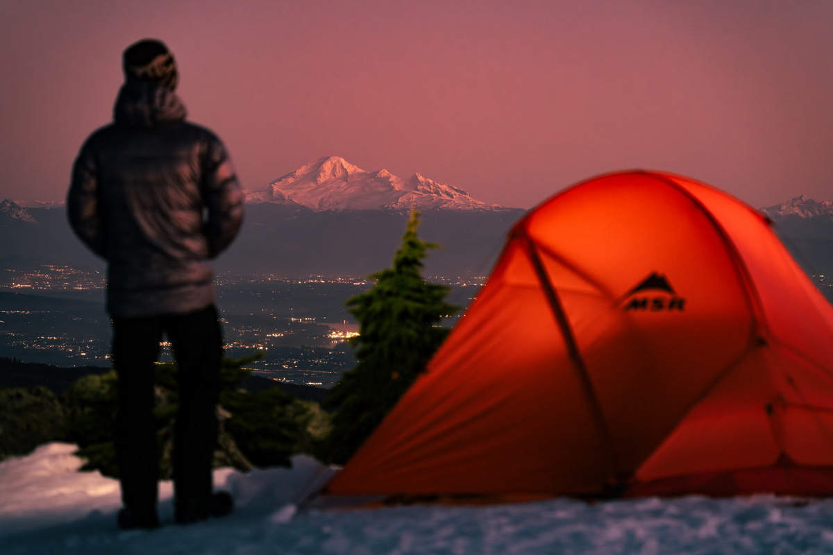 帐篷旁的露营者与城市灯火 · Camper, Mount Baker and city lights — Mount Seymour Provincial Park, North Vancouver, BC