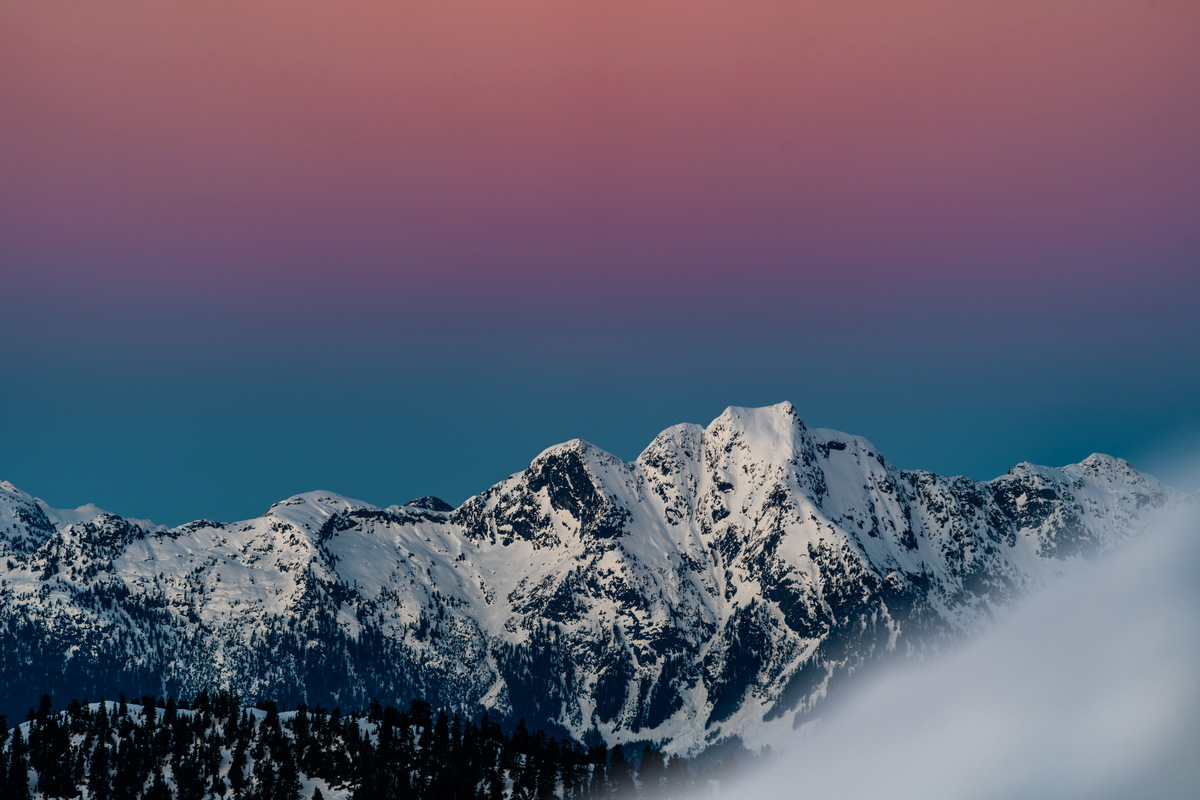 北岸群峰的粉蓝暮色 · North Shore peaks at dusk — Mount Seymour Provincial Park, North Vancouver, BC