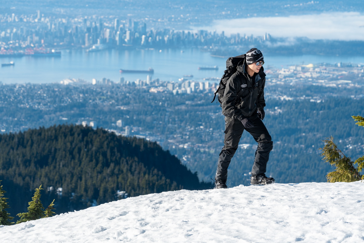 雪坡上远眺温哥华 · Hiker in the snow overlooking Vancouver — Mount Seymour Provincial Park, North Vancouver, BC