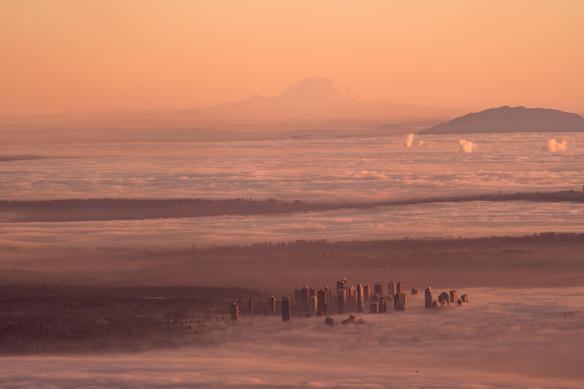 云海之上的雷尼尔山与城市楼群 · Mount Rainier above the fog at sunset — Mount Seymour Provincial Park, North Vancouver, BC