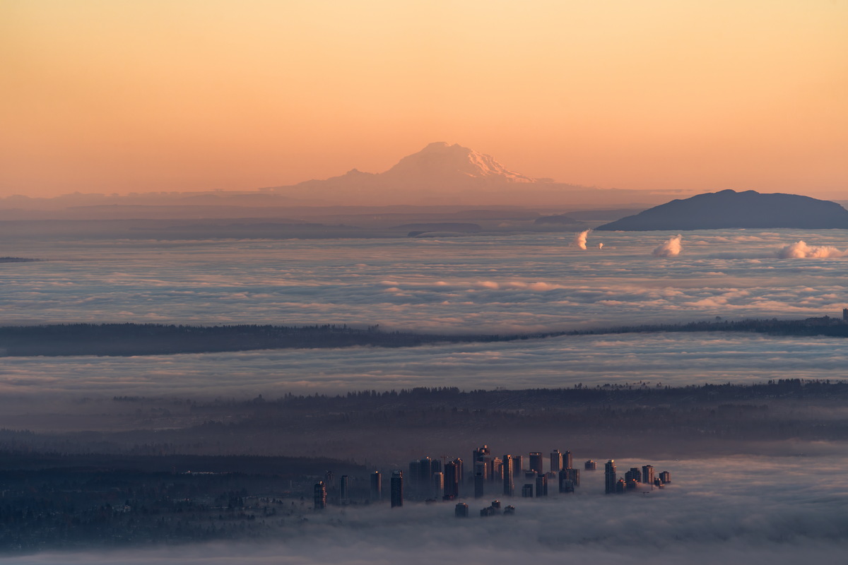 日落中的雷尼尔山 · Mount Rainier at sunset from Mount Seymour — Mount Seymour Provincial Park, North Vancouver, BC