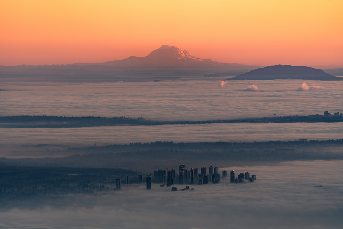暮色渐起的雷尼尔山 · Mount Rainier in fading light — Mount Seymour Provincial Park, North Vancouver, BC