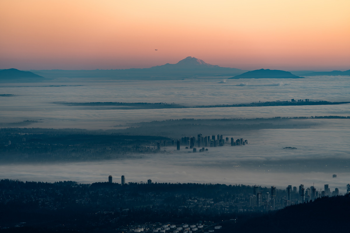 蓝调时刻的雷尼尔山 · Mount Rainier at blue hour — Mount Seymour Provincial Park, North Vancouver, BC