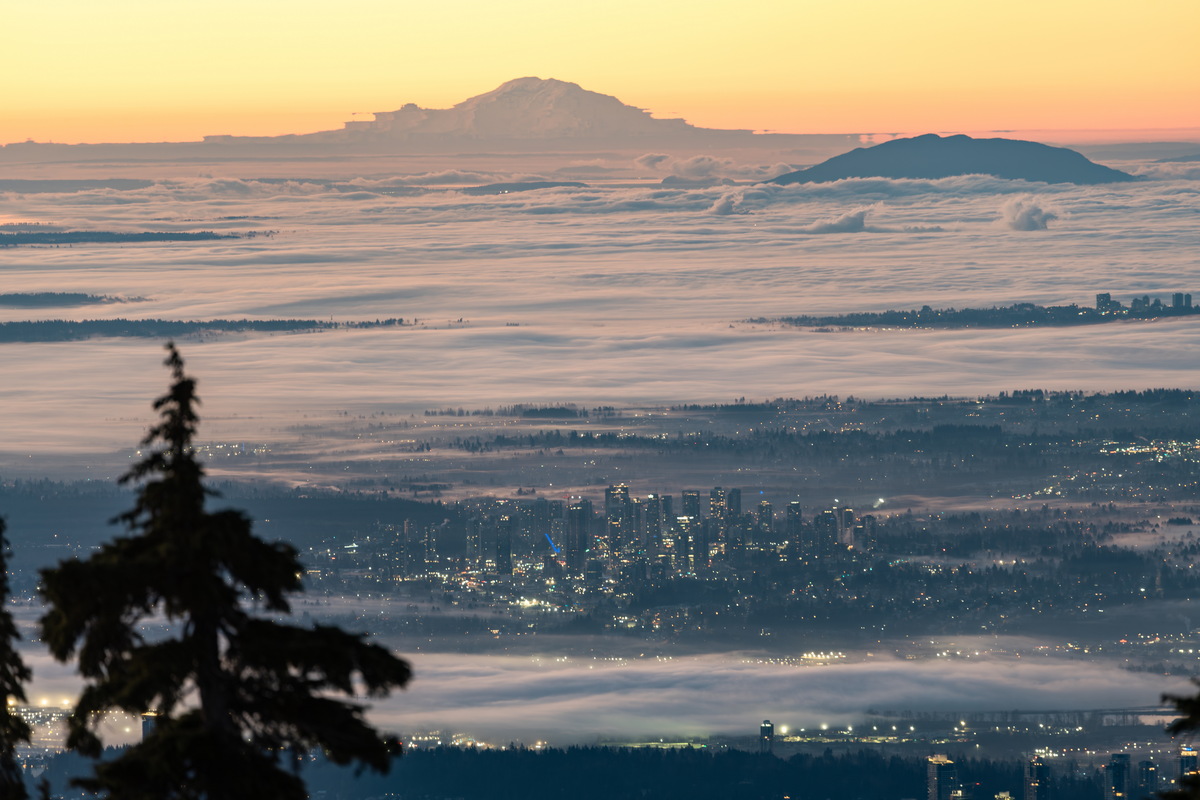 清晨云海与雷尼尔山 · Mount Rainier at sunrise above the fog — Mount Seymour Provincial Park, North Vancouver, BC