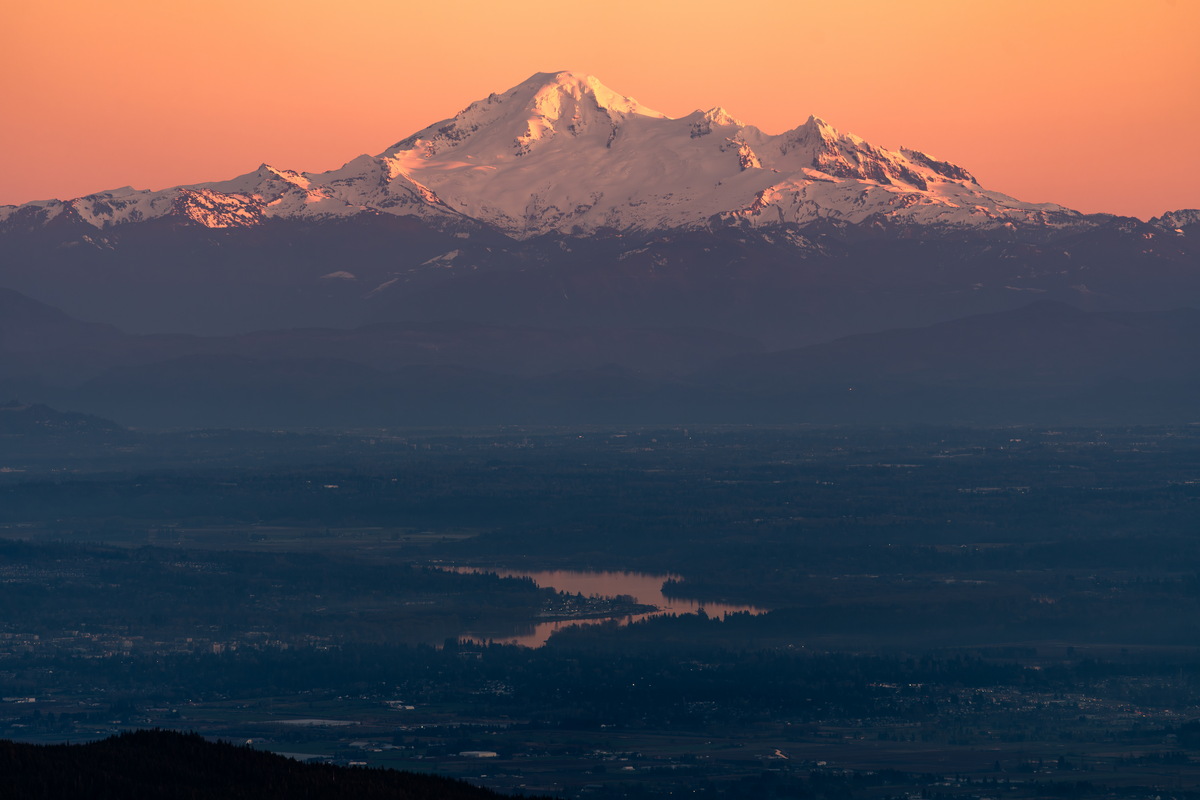 粉色贝克山 · Pink alpenglow on Mount Baker — Mount Seymour Provincial Park, North Vancouver, BC