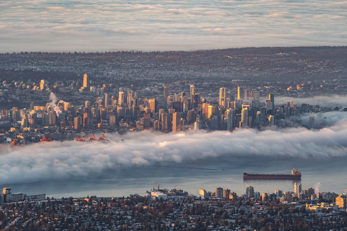 穿出云海的城市楼群 · City towers rising from the fog — Mount Seymour Provincial Park, North Vancouver, BC