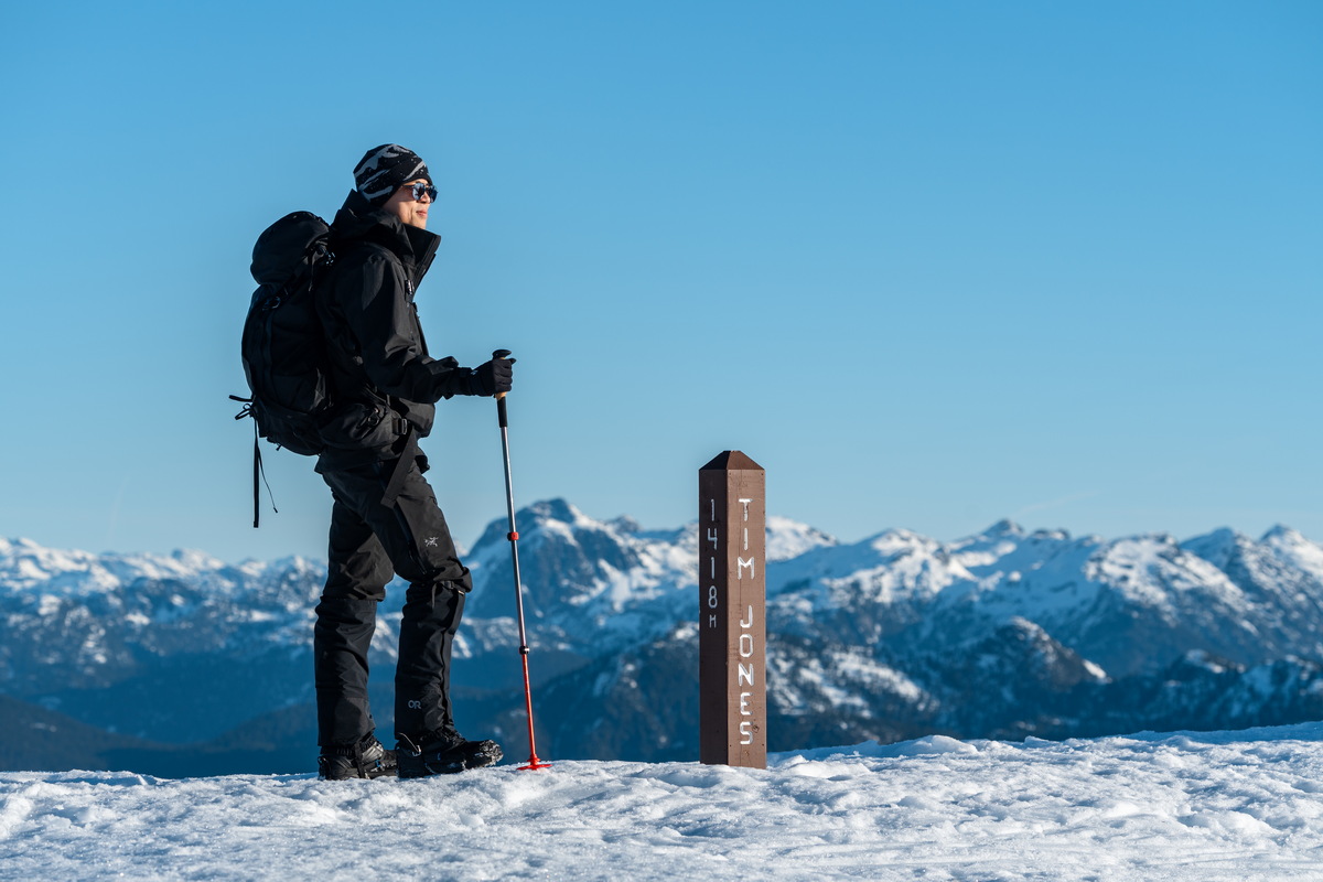 下山途中的步道标记 · Hiker at a trail marker, Mount Seymour — Mount Seymour Provincial Park, North Vancouver, BC
