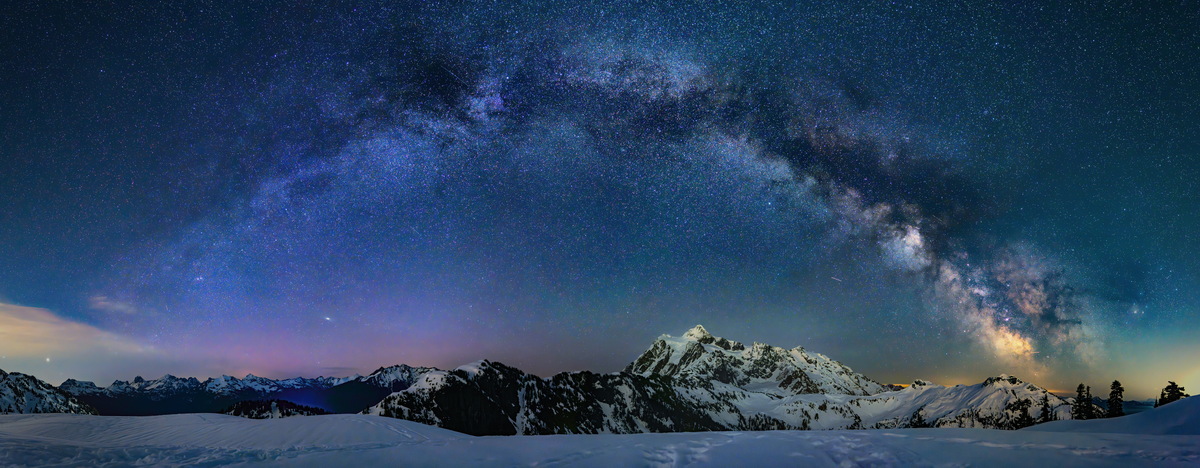 贝克山雪原上的银河拱桥与 Mt. Shuksan,Milky Way arch over Mount Shuksan;下半夜 03:45,银河拱桥横跨 Mt. Shuksan 与北喀斯喀特群峰。