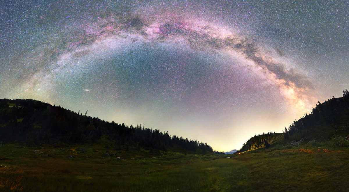 Brandywine Meadows 草甸上的银河拱桥,Milky Way arch over Brandywine Meadows;8 月下旬,银河拱桥架在草甸两侧的山脊之间。