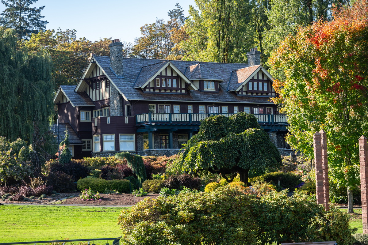 Deer Lake 公园 · 都铎式老宅与草坪 · Tudor-style house and lawn, Deer Lake Park, Burnaby — Deer Lake Park, Burnaby, BC