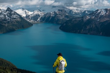 温哥华户外跟拍 高山湖畔的徒步者